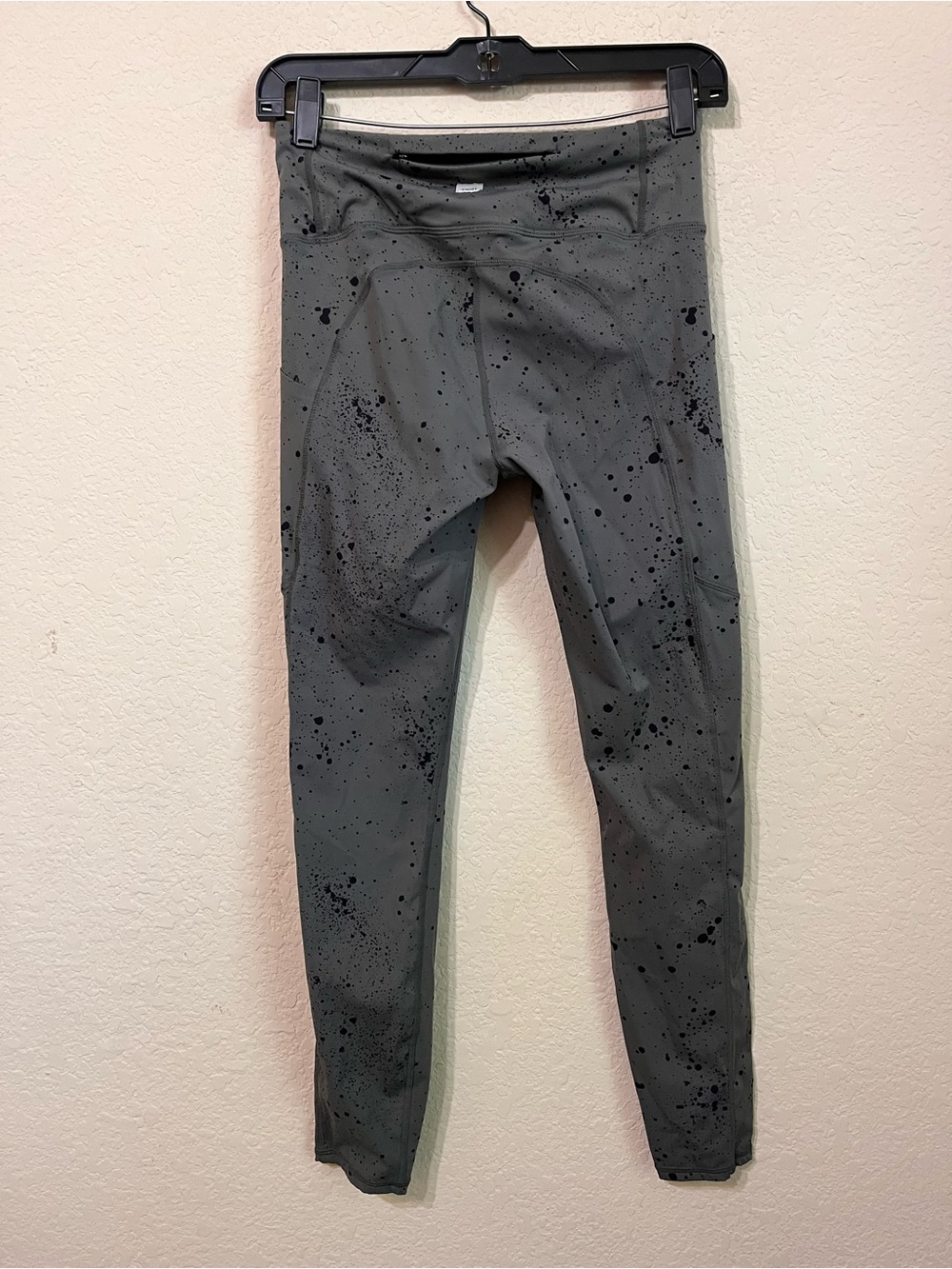 Vuori Women's Stride Legging EUC size small green with black splatter - Picture 8 of 9